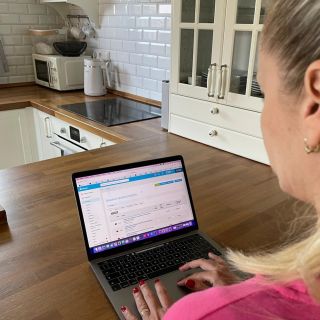 Tady Petra! 👋 Možná mě nevidíte, ale stojím za každým vaším klikem, e-mailem i krásně zabalenou zásilkou. Jsem ta, kdo...