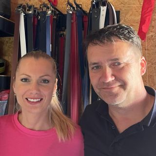 Tohle jsme my dva. Žádný tým grafiků, agentura, sklad ani marketingové oddělení. Jen my – Honza a Petra. Jeden tvoří...